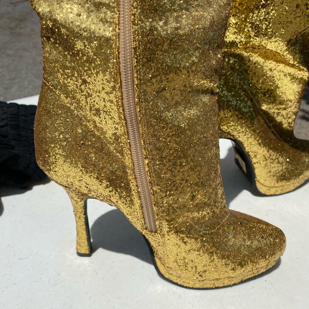 New, w/out tags gold glitter boots! Size 8